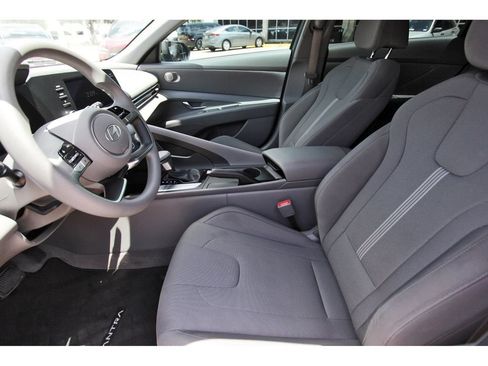 Certified 2025 Hyundai Elantra SE FWD image 9