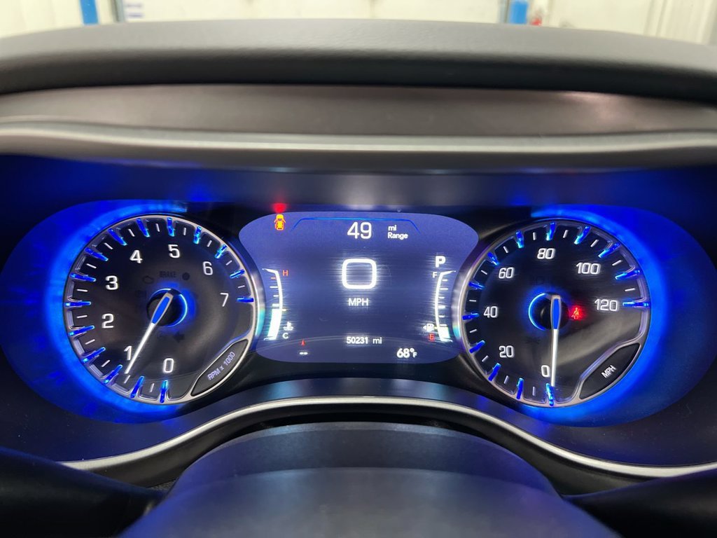 Used 2025 Chrysler Pacifica Select FWD image 12