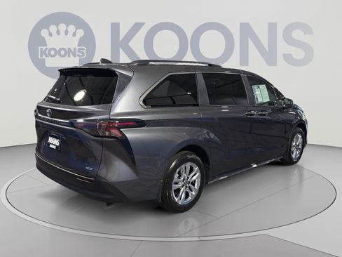 Used 2025 Toyota Sienna XLE w/ XLE Plus Package FWD image 2