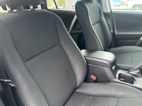 Used 2017 Toyota RAV4 LE AWD/4WD image 18