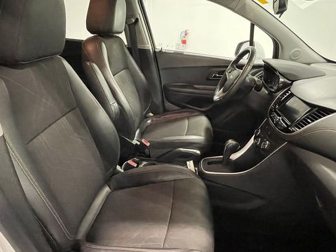 Used 2022 Chevrolet Trax LT w/ LT Convenience Package image 25