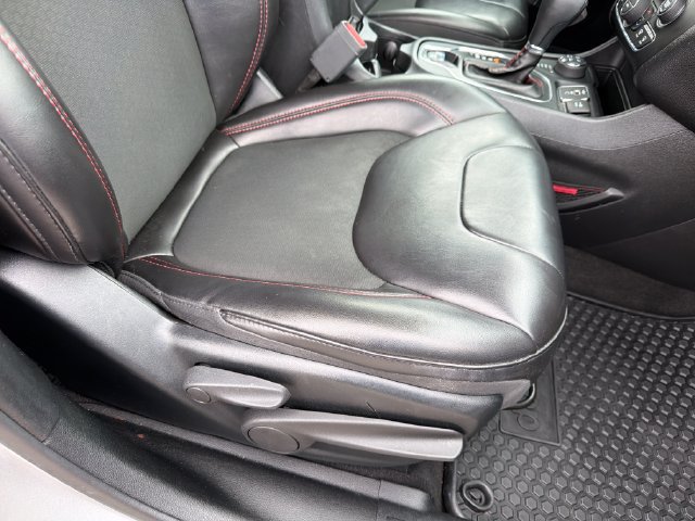 Used 2019 Jeep Cherokee Trailhawk AWD/4WD image 26
