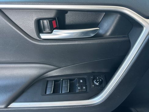 Used 2022 Toyota RAV4 XLE FWD image 11