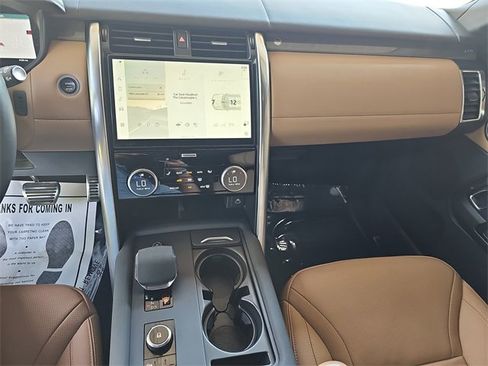 Used 2024 Land Rover Discovery Metropolitan Edition image 22