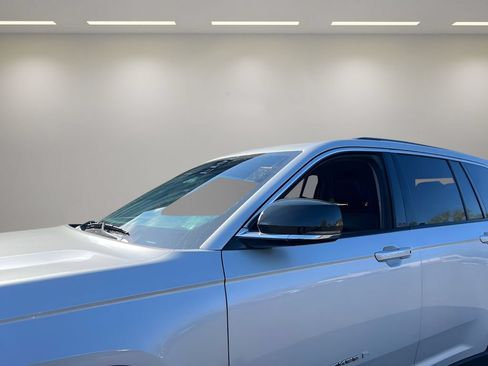 Used 2022 Jeep Grand Cherokee Limited AWD/4WD image 25