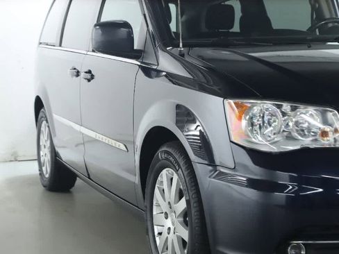 Used 2015 Chrysler Town & Country Touring FWD image 8