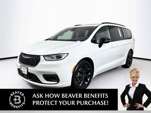 Used 2025 Chrysler Pacifica Limited FWD image 1