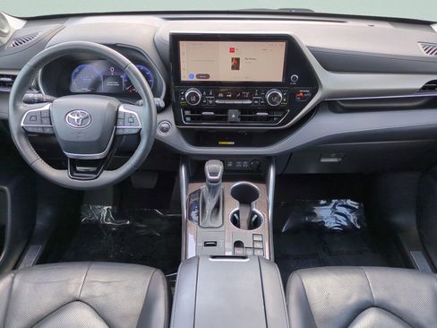 Used 2023 Toyota Highlander Limited image 14