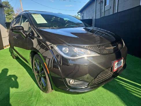 Used 2018 Chrysler Pacifica Touring-L w/ Premium Audio Group FWD image 2