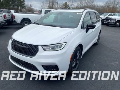 New 2026 Chrysler Pacifica Limited w/ S Appearance Package