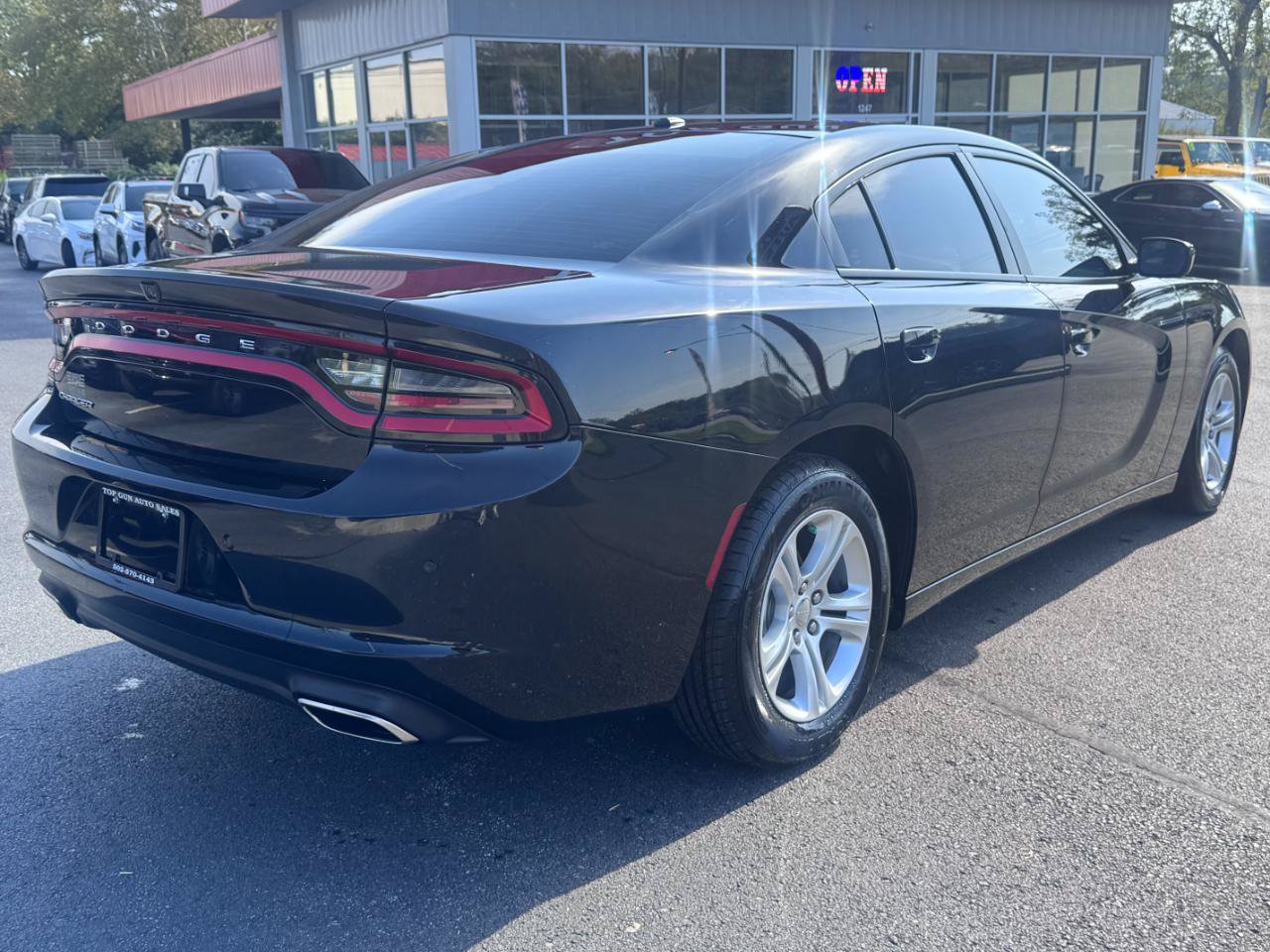 Used 2020 Dodge Charger SXT RWD image 3