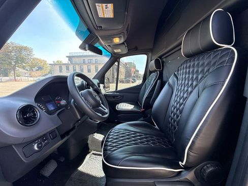 Used 2019 Mercedes-Benz Sprinter 170 w/ Driver Convenience Package image 15