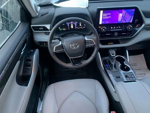 Used 2024 Toyota Highlander Platinum image 18