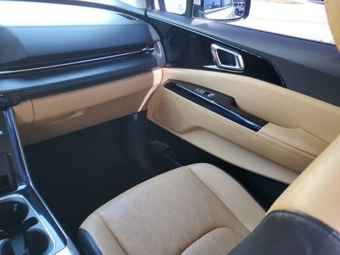 Used 2022 Kia Carnival EX image 10