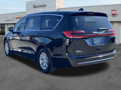 Used 2024 Chrysler Pacifica Touring-L FWD image 5
