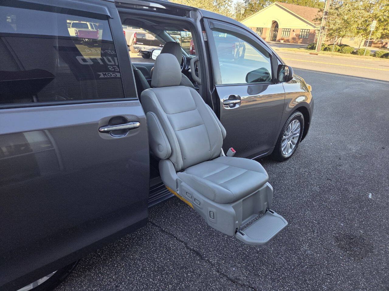 Used 2015 Toyota Sienna XLE FWD image 17