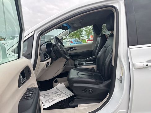 Used 2022 Chrysler Pacifica Touring-L FWD image 30