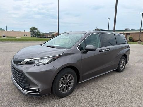 Certified 2023 Toyota Sienna XLE FWD image 2