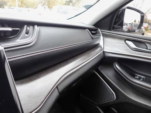 Used 2022 Jeep Grand Cherokee Limited image 24