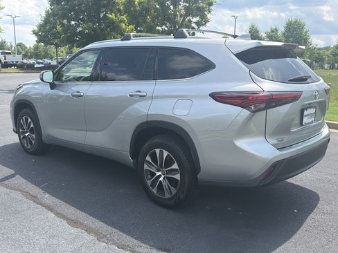Used 2022 Toyota Highlander XLE FWD image 7