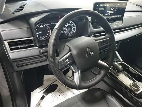 Used 2025 Mitsubishi Outlander SE image 3