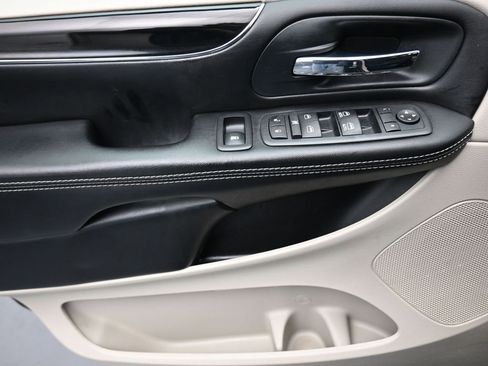 Used 2016 Dodge Grand Caravan SE image 10