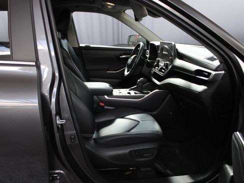 Used 2023 Toyota Highlander XLE AWD/4WD image 11