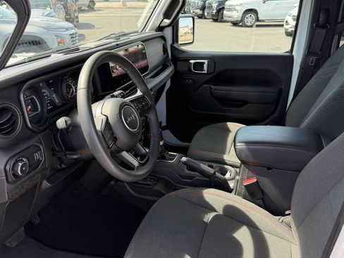 Used 2025 Jeep Wrangler Rubicon AWD/4WD image 16