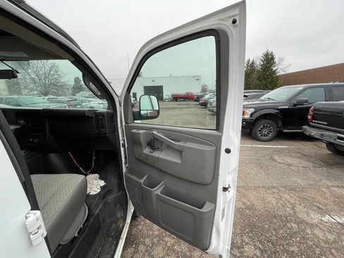 Used 2016 Chevrolet Express 2500 image 27