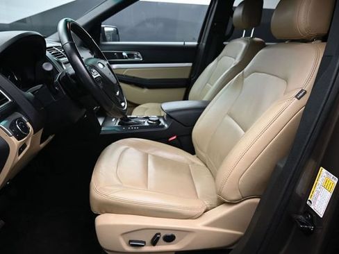 Used 2016 Ford Explorer XLT w/ Equipment Group 202A AWD/4WD image 12