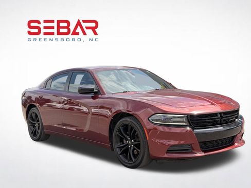 Used 2018 Dodge Charger SXT w/ Blacktop Package RWD image 3