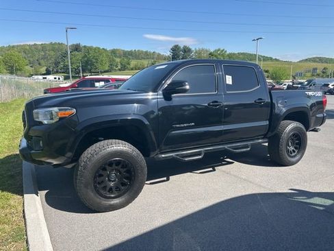 Used 2018 Toyota Tacoma TRD Sport image 11