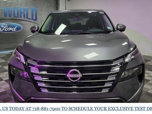 Used 2024 Nissan Rogue SV image 3