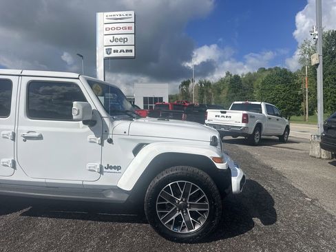 Used 2023 Jeep Wrangler Unlimited Sahara AWD/4WD image 2