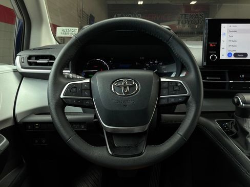 Used 2026 Toyota Sienna XLE FWD image 39