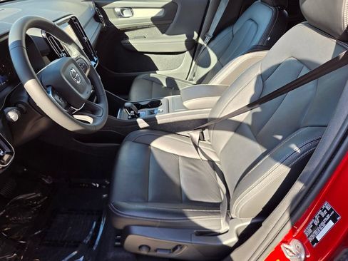 Used 2023 Volvo XC40 B5 Core w/ Convenience Package AWD/4WD image 13