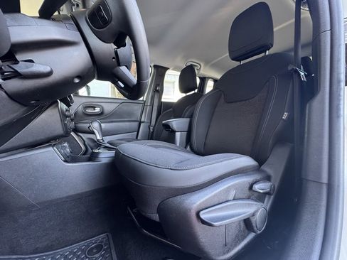 Used 2023 Jeep Renegade Latitude image 13