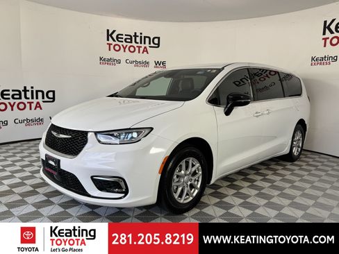 Used 2025 Chrysler Pacifica Select FWD image 9