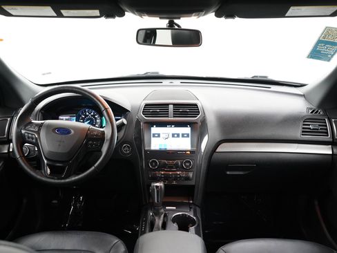 Used 2018 Ford Explorer XLT w/ Equipment Group 202A AWD/4WD image 14