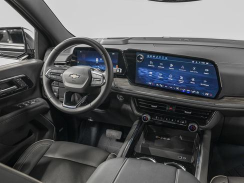 Used 2025 Chevrolet Suburban Premier image 30