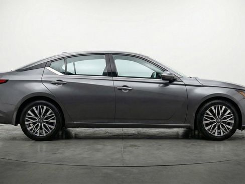 Used 2025 Nissan Altima 2.5 SV FWD image 11