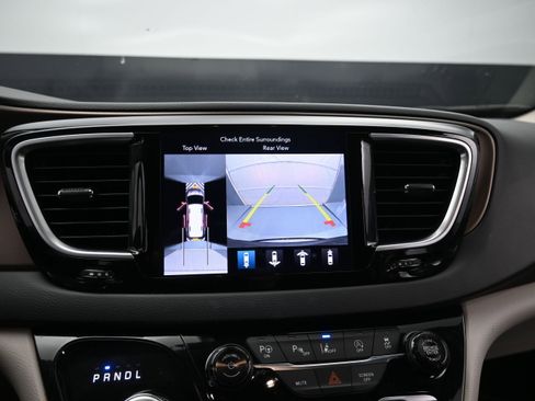 Used 2019 Chrysler Pacifica Touring-L Plus w/ Advanced Safetytec Group FWD image 19
