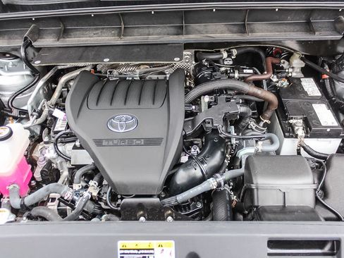Used 2025 Toyota Highlander LE FWD image 38