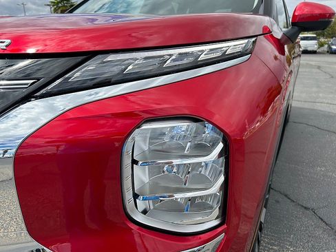 New 2025 Mitsubishi Outlander SE image 9