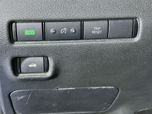 Used 2024 Nissan Sentra SV FWD image 16