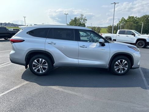 Used 2021 Toyota Highlander XLE w/ Protection Package #3 (TMS) AWD/4WD image 8