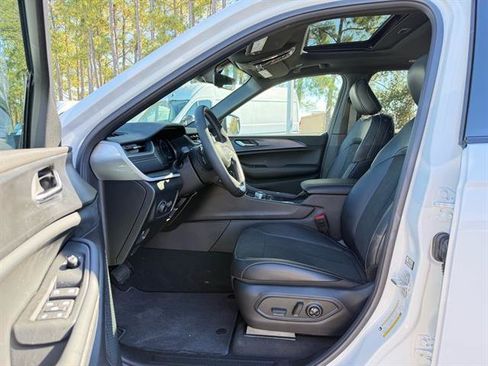 New 2025 Jeep Grand Cherokee Altitude image 4