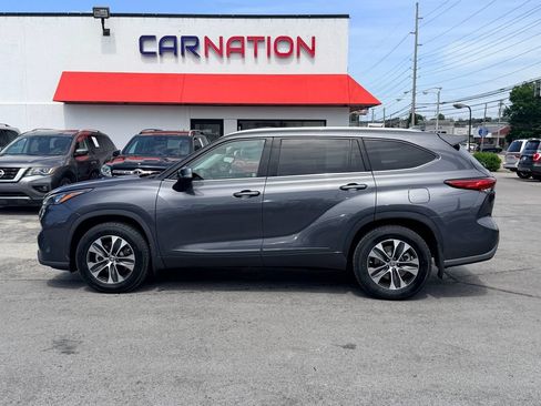 Used 2020 Toyota Highlander XLE FWD image 3