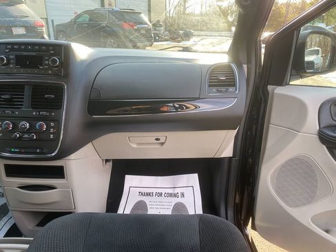 Used 2016 Dodge Grand Caravan SE image 28