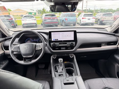 Used 2024 Toyota Grand Highlander AWD Hybrid image 12